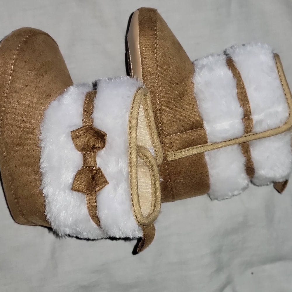 Baby faux fur boots